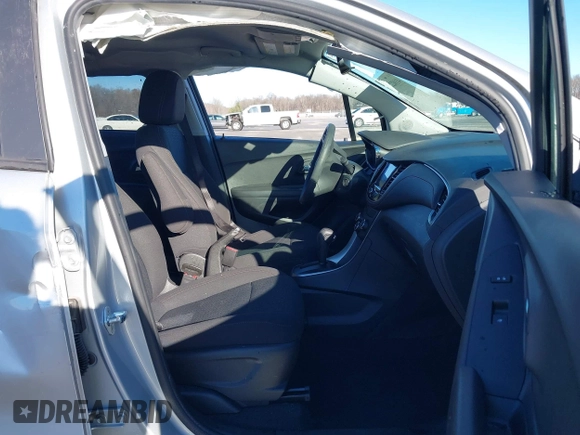 2020 Chevrolet Trax LS with VIN KL7CJKSB4LB322134, listed as a IAAI auction lot 41102287 with 45,264 mi miles. Bid and sale history available at carsss.com. Image 5.