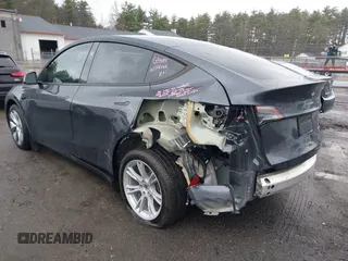 2024 Tesla Model Y Long Range z VIN 7SAYGDEE2RA244595, wystawiony jako IAAI lot #41964965 z przebiegiem 14 804 mil mil oraz . Historia ofert i sprzedaży dostępna na DreamBid. Obrazek 3.