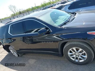 2020 Chevrolet Traverse LS z VIN 1GNERFKW0LJ172972, wystawiony jako IAAI lot #42011302 z przebiegiem 90 799 mil mil oraz . Historia ofert i sprzedaży dostępna na DreamBid. Obrazek 14.