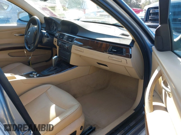 2011 BMW 3 Series 328i xDrive z VIN WBAPK5C52BF124605, wystawiony jako IAAI lot #41585190 z przebiegiem 108 000 mil mil oraz . Historia ofert i sprzedaży dostępna na DreamBid. Obrazek 5.