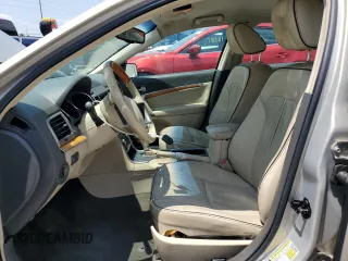2010 Lincoln MKZ z VIN 3LNHL2GC0AR656881, wystawiony jako Copart lot #57591735 z przebiegiem 76 596 mil mil oraz Szkoda całkowita • Salvage title. Historia ofert i sprzedaży dostępna na DreamBid. Obrazek 7.