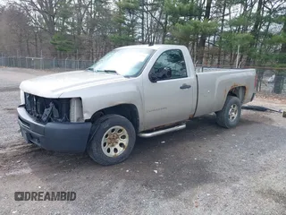 2009 Chevrolet Silverado 1500 LT w/1LT with VIN 1GCEC14009Z188511, listed as a IAAI auction lot 41949101 with 489,749 mi miles. Bid and sale history available at carsss.com. Image 2.