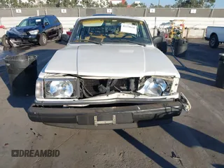 1990 Volvo 240 z VIN YV1AA8846L1429028, wystawiony jako IAAI lot #41370630 z przebiegiem 132 354 mil mil oraz . Historia ofert i sprzedaży dostępna na DreamBid. Obrazek 6.