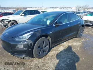 2020 Tesla Model 3 Standard Range Plus z VIN 5YJ3E1EA6LF662080, wystawiony jako IAAI lot #41410445 z przebiegiem Nie podano mil oraz . Historia ofert i sprzedaży dostępna na DreamBid. Obrazek 18.