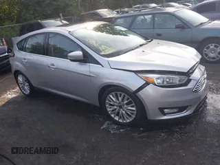 2016 Ford Focus Titanium z VIN 1FADP3N25GL250227, wystawiony jako IAAI lot #42547432 z przebiegiem 117 492 mil mil oraz . Historia ofert i sprzedaży dostępna na DreamBid. Obrazek 1.