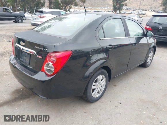 2014 Chevrolet Sonic LT z VIN 1G1JC5SB4E4153240, wystawiony jako IAAI lot #42383467 z przebiegiem 146 218 mil mil oraz . Historia ofert i sprzedaży dostępna na DreamBid. Obrazek 4.