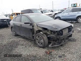2024 Kia Forte LXS z VIN 3KPF24AD6RE747555, wystawiony jako IAAI lot #41681659 z przebiegiem 27 480 mil mil oraz . Historia ofert i sprzedaży dostępna na DreamBid. Obrazek 1.