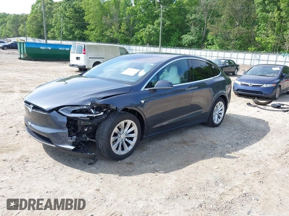 2017 Tesla Model X 90D z VIN 5YJXCBE20HF070235, wystawiony jako IAAI lot #42099344 z przebiegiem 57 686 mil mil oraz . Historia ofert i sprzedaży dostępna na DreamBid. Obrazek 2.