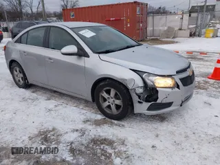 2014 Chevrolet Cruze 1LT z VIN 1G1PC5SB3E7224548, wystawiony jako IAAI lot #41318399 z przebiegiem 185 087 mil mil oraz . Historia ofert i sprzedaży dostępna na DreamBid. Obrazek 1.