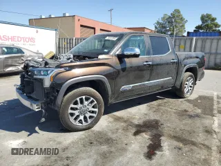 2024 Toyota Tundra 1794 Edition z VIN 5TFMC5DB1RX055692, wystawiony jako Copart lot #75941204 z przebiegiem Nie podano mil oraz Szkoda całkowita • Salvage title. Historia ofert i sprzedaży dostępna na DreamBid. Obrazek 1.