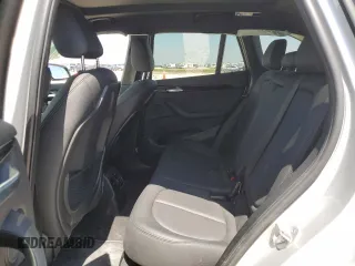 2021 BMW X1 sDrive28i z VIN WBXJG7C04M5T32801, wystawiony jako Copart lot #52046425 z przebiegiem 45 584 mil mil oraz Szkody całkowita. Historia ofert i sprzedaży dostępna na DreamBid. Obrazek 11.