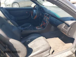 2002 Mercedes-Benz SLK 320 с VIN WDBKK65F92F254369, выставлен на аукционе IAAI как лот 42693955 с пробегом 237 391 миль миль и . История ставок и продаж доступна на DreamBid. Изображение 5.
