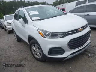 2020 Chevrolet Trax LT z VIN KL7CJLSB7LB075309, wystawiony jako IAAI lot #42200180 z przebiegiem 56 529 mil mil oraz . Historia ofert i sprzedaży dostępna na DreamBid. Obrazek 1.