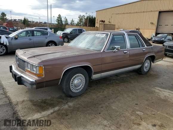 1989 Ford Crown Victoria z VIN 2FABP74F3KX157785, wystawiony jako Copart lot #84102954 z przebiegiem 68 996 mil mil oraz Czysty tytuł • Clean title. Historia ofert i sprzedaży dostępna na DreamBid. Obrazek 1.