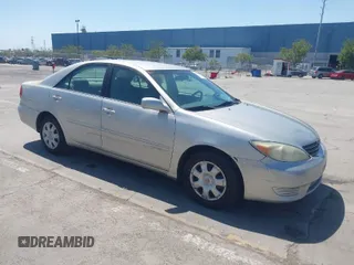2004 Toyota Camry LE z VIN 4T1BE32KX4U833745, wystawiony jako IAAI lot #42023018 z przebiegiem 258 369 mil mil oraz . Historia ofert i sprzedaży dostępna na DreamBid. Obrazek 1.