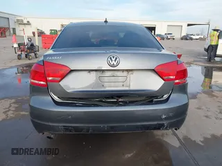 2014 Volkswagen Passat S z VIN 1VWAP7A34EC014200, wystawiony jako IAAI lot #41431660 z przebiegiem 171 963 mil mil oraz . Historia ofert i sprzedaży dostępna na DreamBid. Obrazek 17.