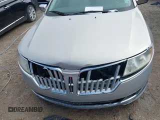 2010 Lincoln MKZ z VIN 3LNHL2GC5AR605750, wystawiony jako IAAI lot #41542836 z przebiegiem 146 347 mil mil oraz . Historia ofert i sprzedaży dostępna na DreamBid. Obrazek 12.