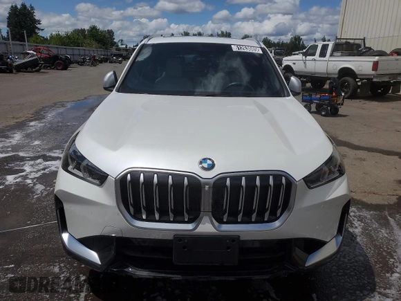 2024 BMW X1 xDrive28i z VIN WBX73EF01R5Z19955, wystawiony jako Copart lot #61263085 z przebiegiem 21 897 mil mil oraz Czysty tytuł • Clean title. Historia ofert i sprzedaży dostępna na DreamBid. Obrazek 5.