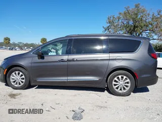 2017 Chrysler Pacifica Touring L z VIN 2C4RC1BG2HR741427, wystawiony jako IAAI lot #41299887 z przebiegiem 69 219 mil mil oraz . Historia ofert i sprzedaży dostępna na DreamBid. Obrazek 14.