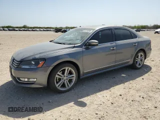 2014 Volkswagen Passat SEL Premium z VIN 1VWCN7A33EC026742, wystawiony jako Copart lot #49734895 z przebiegiem 174 145 mil mil oraz Szkody całkowita. Historia ofert i sprzedaży dostępna na DreamBid. Obrazek 1.