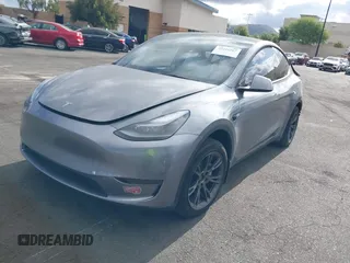 2024 Tesla Model Y z VIN 7SAYGDED7RF197638, wystawiony jako IAAI lot #42246267 z przebiegiem 8 757 mil mil oraz . Historia ofert i sprzedaży dostępna na DreamBid. Obrazek 2.