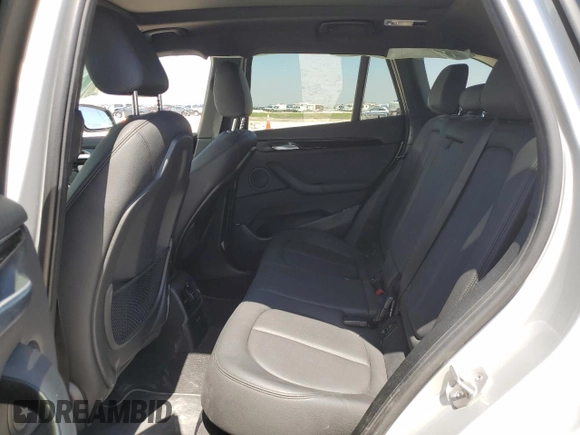 2021 BMW X1 sDrive28i z VIN WBXJG7C04M5T32801, wystawiony jako Copart lot #52046425 z przebiegiem 45 584 mil mil oraz Szkody całkowita. Historia ofert i sprzedaży dostępna na DreamBid. Obrazek 11.