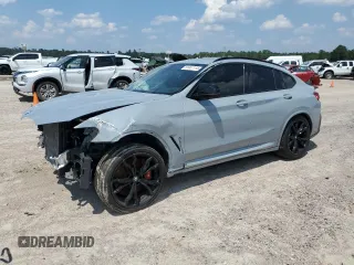 2022 BMW X4 M z VIN 5YM23EC02N9K87490, wystawiony jako Copart lot #65907114 z przebiegiem 55 555 mil mil oraz Szkody całkowita. Historia ofert i sprzedaży dostępna na DreamBid. Obrazek 1.