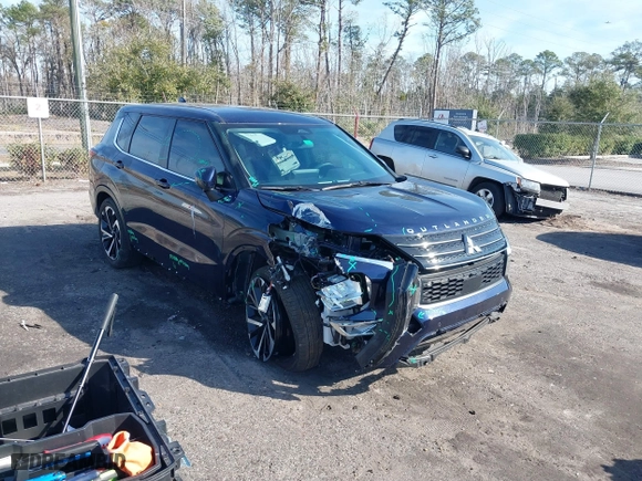 2023 Mitsubishi Outlander SE with VIN JA4J4UA82PZ046501, listed as a IAAI auction lot 41478269 with 21,492 mi miles. Bid and sale history available at carsss.com. Image 1.