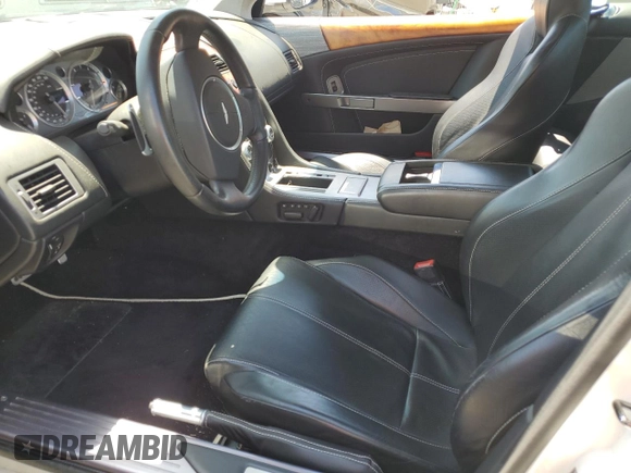 2009 Aston Martin DB9 z VIN SCFAD01E59GA10941, wystawiony jako Copart lot #57220313 z przebiegiem 24 818 mil mil oraz . Historia ofert i sprzedaży dostępna na DreamBid. Obrazek 7.