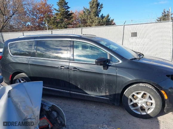2018 Chrysler Pacifica Touring L Plus with VIN 2C4RC1EG5JR352606, listed as a IAAI auction lot 41249019 with 98,921 mi miles. Bid and sale history available at carsss.com. Image 13.