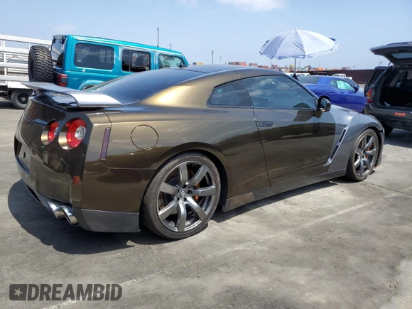 2010 Nissan GT-R Premium с VIN JN1AR5EF3AM231377, выставлен на аукционе Copart как лот 52572685 с пробегом 55 879 миль миль и Списание • Salvage title. История ставок и продаж доступна на DreamBid. Изображение 3.