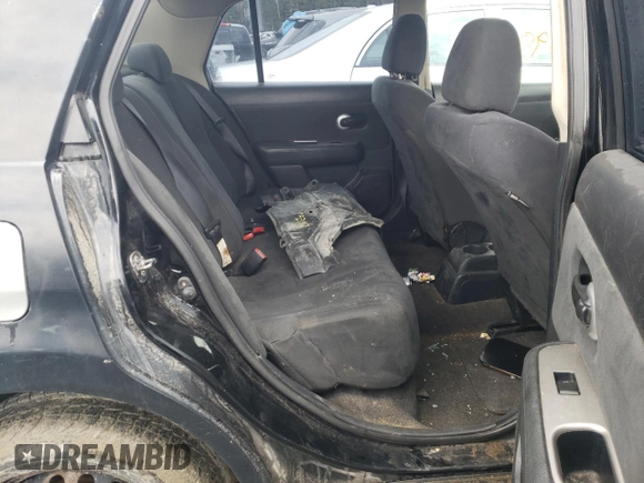 2009 Nissan Versa 1.6 z VIN 3N1CC11E09L468737, wystawiony jako Copart lot #51859825 z przebiegiem Nie podano mil oraz Nie do naprawy. Historia ofert i sprzedaży dostępna na DreamBid. Obrazek 10.