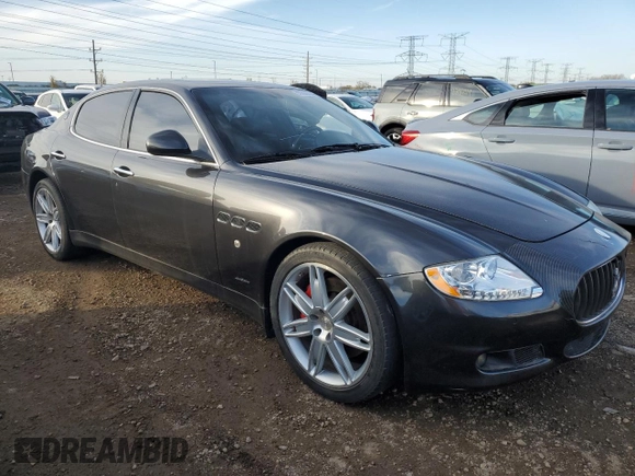 2009 Maserati Quattroporte z VIN ZAMJK39A290046644, wystawiony jako Copart lot #77969144 z przebiegiem 87 355 mil mil oraz Czysty tytuł • Clean title. Historia ofert i sprzedaży dostępna na DreamBid. Obrazek 4.