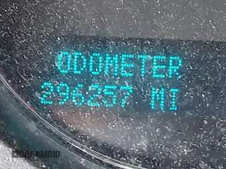 2010 Chevrolet Tahoe LT z VIN 1GNUKBE01AR105053, wystawiony jako IAAI lot #42268400 z przebiegiem 296 257 mil mil oraz . Historia ofert i sprzedaży dostępna na DreamBid. Obrazek 16.