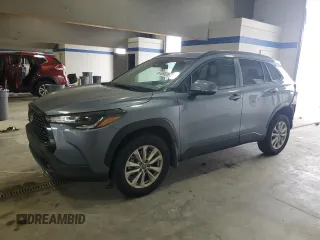 2024 Toyota Corolla Cross LE z VIN 7MUBAABG7RV106693, wystawiony jako Copart lot #53959255 z przebiegiem 25 874 mil mil oraz Szkoda całkowita • Salvage title. Historia ofert i sprzedaży dostępna na DreamBid. Obrazek 1.