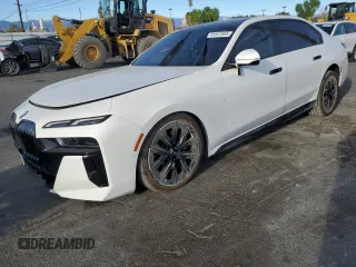2024 BMW i7 xDrive60 z VIN WBY53EJ08RCP58753, wystawiony jako Copart lot #41841855 z przebiegiem 7568 mil mil oraz Szkody całkowita. Historia ofert i sprzedaży dostępna na DreamBid. Obrazek 1.