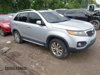 2011 Kia Sorento EX z VIN 5XYKUDA25BG182733, wystawiony jako IAAI lot #42378639 z przebiegiem 151 847 mil mil oraz . Historia ofert i sprzedaży dostępna na DreamBid. Obrazek 1.