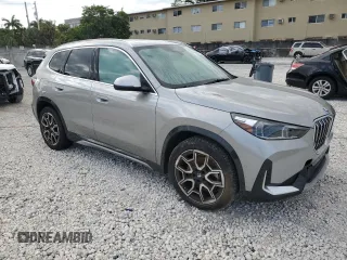 2024 BMW X1 xDrive28i z VIN WBX73EF05R5Z49203, wystawiony jako Copart lot #52685125 z przebiegiem Nie podano mil oraz Nie do naprawy • Non repairable. Historia ofert i sprzedaży dostępna na DreamBid. Obrazek 4.