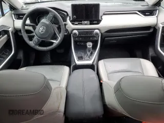 2023 Toyota RAV4 XLE Premium z VIN 2T3A1RFVXPC389584, wystawiony jako Copart lot #56968825 z przebiegiem 15 098 mil mil oraz Szkoda całkowita • Salvage title. Historia ofert i sprzedaży dostępna na DreamBid. Obrazek 8.