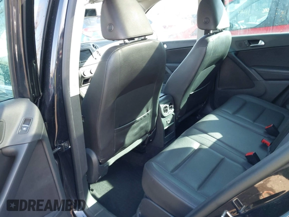 2017 Volkswagen Tiguan Wolfsburg Edition z VIN WVGSV7AXXHK007144, wystawiony jako IAAI lot #41810979 z przebiegiem 125 363 mil mil oraz . Historia ofert i sprzedaży dostępna na DreamBid. Obrazek 8.