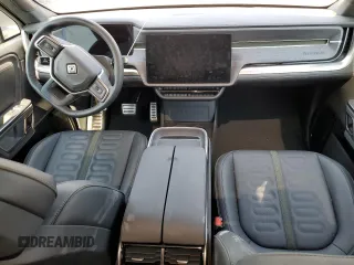 2024 Rivian R1S Adventure z VIN 7PDSGBBA7RN044642, wystawiony jako Copart lot #62567904 z przebiegiem 1888 mil mil oraz Szkody całkowita. Historia ofert i sprzedaży dostępna na DreamBid. Obrazek 8.