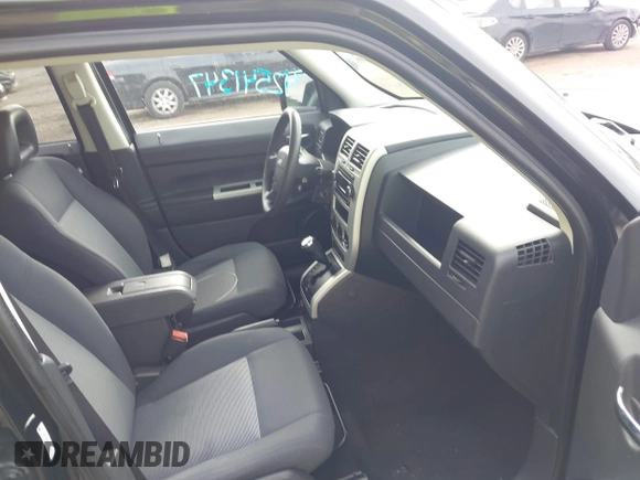 2008 Jeep Patriot Sport z VIN 1J8FT28W18D732298, wystawiony jako IAAI lot #42541347 z przebiegiem 121 615 mil mil oraz . Historia ofert i sprzedaży dostępna na DreamBid. Obrazek 5.