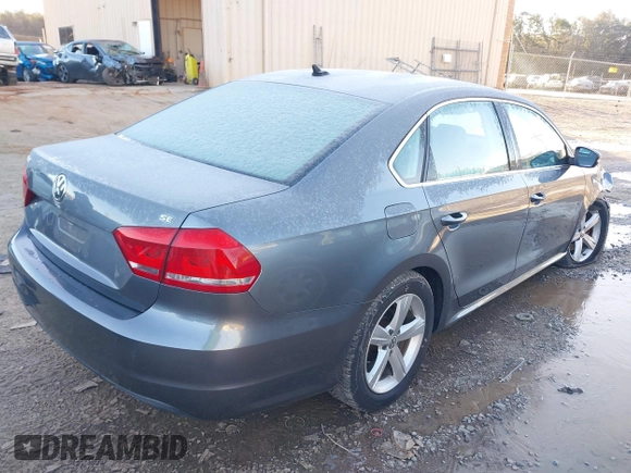 2013 Volkswagen Passat SE z VIN 1VWBP7A38DC123620, wystawiony jako IAAI lot #41275310 z przebiegiem 96 425 mil mil oraz . Historia ofert i sprzedaży dostępna na DreamBid. Obrazek 4.
