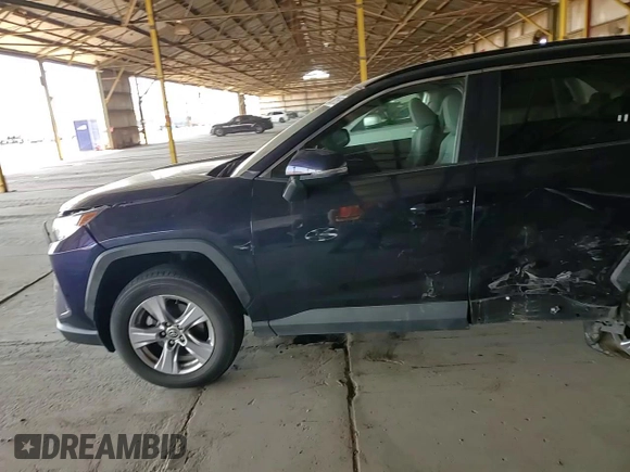 2022 Toyota RAV4 XLE z VIN 2T3P1RFV1NW290805, wystawiony jako Copart lot #62831595 z przebiegiem 61 392 mil mil oraz Szkoda całkowita • Salvage title. Historia ofert i sprzedaży dostępna na DreamBid. Obrazek 14.