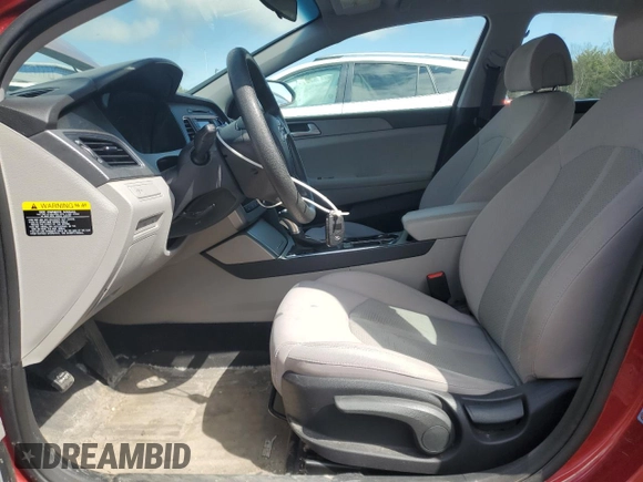 2015 Hyundai Sonata SE z VIN 5NPE24AF9FH216841, wystawiony jako Copart lot #55796585 z przebiegiem 286 795 mil mil oraz Czysty tytuł • Clean title. Historia ofert i sprzedaży dostępna na DreamBid. Obrazek 7.