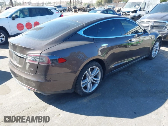 2013 Tesla Model S z VIN 5YJSA1DN4DFP19552, wystawiony jako IAAI lot #41360466 z przebiegiem 129 806 mil mil oraz . Historia ofert i sprzedaży dostępna na DreamBid. Obrazek 4.