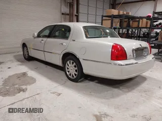 2007 Lincoln Town Car Signature Limited z VIN 1LNHM82W97Y638603, wystawiony jako IAAI lot #41620885 z przebiegiem Nie podano mil oraz . Historia ofert i sprzedaży dostępna na DreamBid. Obrazek 3.