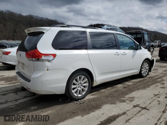 2012 Toyota Sienna XLE z VIN 5TDDK3DC6CS043440, wystawiony jako Copart lot #50408865 z przebiegiem 229 239 mil mil oraz Szkoda całkowita • Salvage title. Historia ofert i sprzedaży dostępna na DreamBid. Obrazek 3.