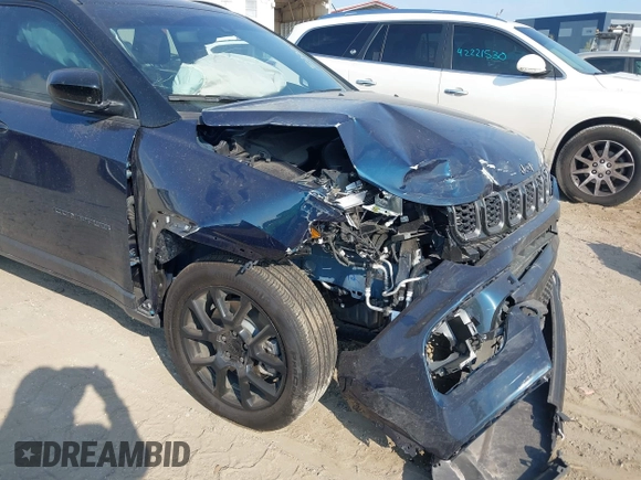 2024 Jeep Compass Latitude z VIN 3C4NJDBN7RT162744, wystawiony jako IAAI lot #42222143 z przebiegiem 8 657 mil mil oraz . Historia ofert i sprzedaży dostępna na DreamBid. Obrazek 6.