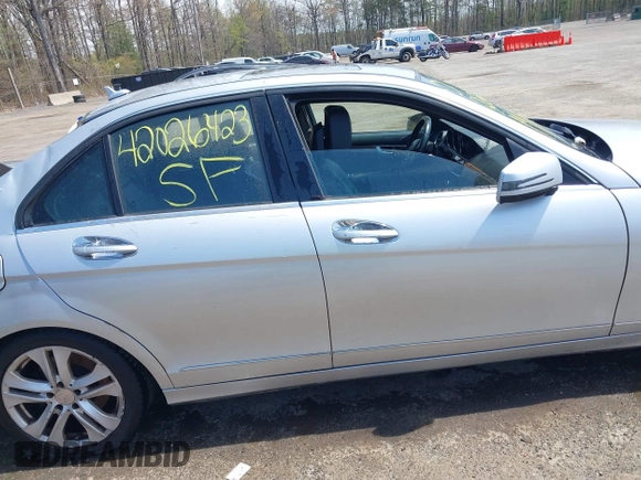 2013 Mercedes-Benz C 300 Sport z VIN WDDGF8AB7DA819850, wystawiony jako IAAI lot #42026423 z przebiegiem 245 097 mil mil oraz . Historia ofert i sprzedaży dostępna na DreamBid. Obrazek 13.